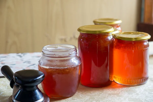 Pots en verre avec confiture de pommes maison — Photo