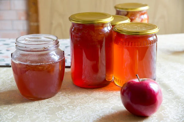 Glazen potten met zelfgemaakte Apple jam — Stockfoto