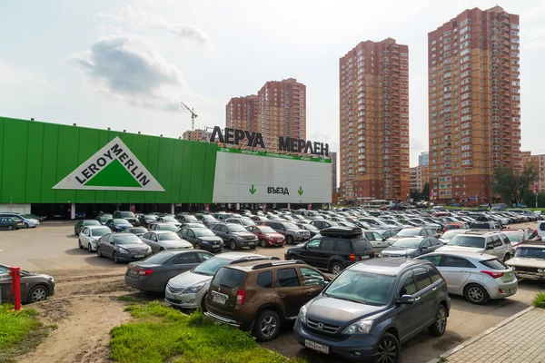 Khimki, Ryssland-september 12,2016. Stor parkering framför Leroy Merlin-ett nätverk av franska butiker för hem och trädgård — Stockfoto