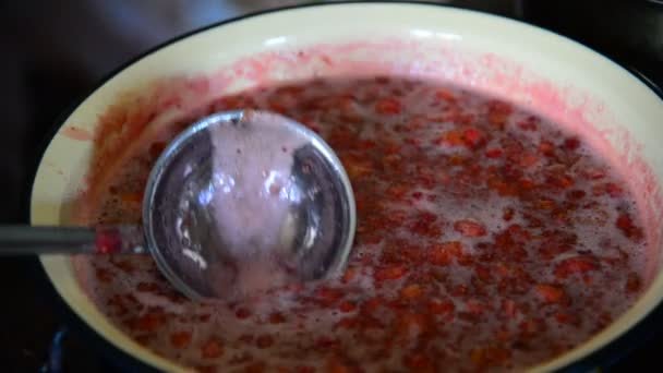 Dona de casa leva espuma com geléia de morango — Vídeo de Stock
