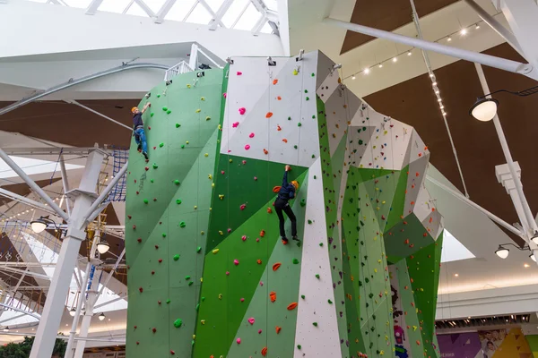 Moscow, Russia - August 30, 2016. Teen on climbing wall in shopping complex Zelenopark — Stock Photo, Image