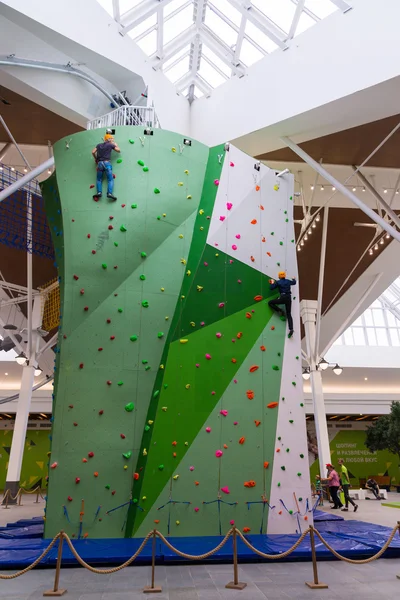 Moscow, Russia - August 30, 2016. Big climbing wall in shopping complex Zelenopark — Stock Photo, Image