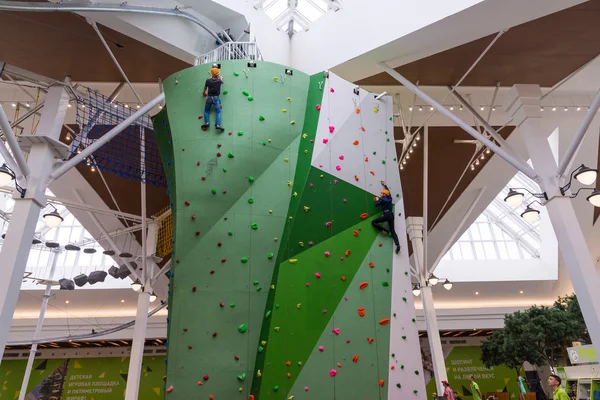 Moscow, Russia - August 30, 2016. Big climbing wall in shopping complex Zelenopark — Stock Photo, Image