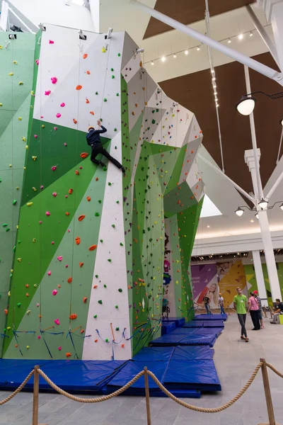 Moscow, Russia - August 30, 2016. Big climbing wall in shopping complex Zelenopark — Stock Photo, Image