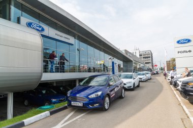 Khimki, Rusya - 12.Eylül.2016. Araba Satıcısı araba Ford ve Rolf satmak için