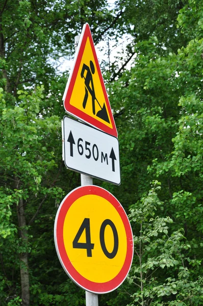 Yol işaretleri hız sınırı ve yol onarım — Stok fotoğraf