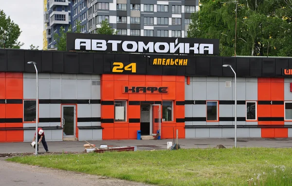 MOSCOW, RÚSSIA - 05.29.2015. Apelsin lavagem de carro perto da rodovia Pyatnitsky — Fotografia de Stock