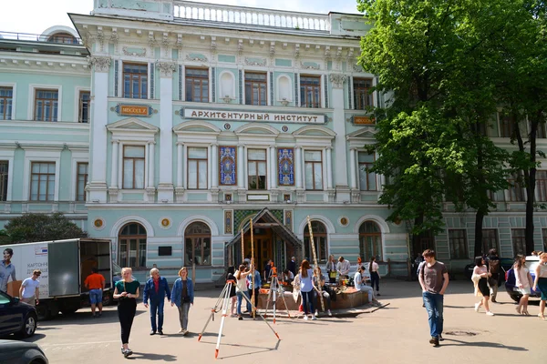 Moskva. Rusko-červen 02,2016. Studenti před institutem architektury — Stock fotografie