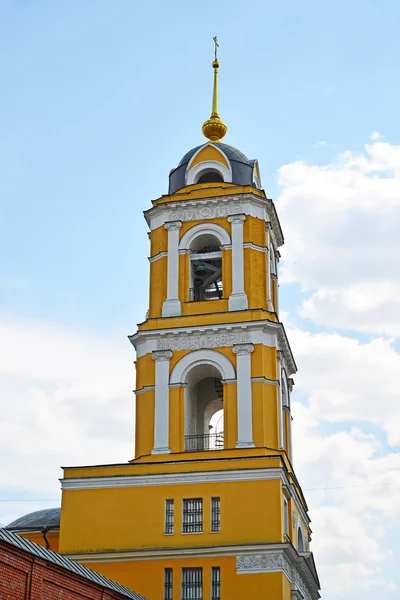 Klokkentoren van de tempel van de heilige martelaar Eugenia in Kherson Nativity Nunnery in Moskou, Rusland — Stockfoto