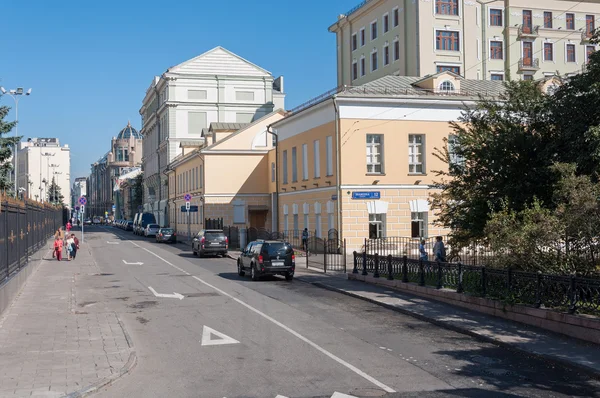 Moscou, Rússia - 09.21.2015. Vista geral da rua Znamenka no centro da cidade — Fotografia de Stock