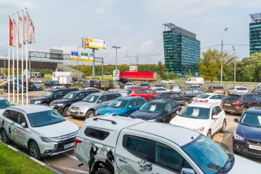 Khimki, Rusya Federasyonu - Eylül 12.2016. Salon ikinci el otomobil satışı için çevresinde birçok farklı otomobil