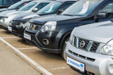 Khimki, Rusya Federasyonu - Eylül 12.2016. Birkaç araba Nissan ile bir yazıt üzerinde plaka - test