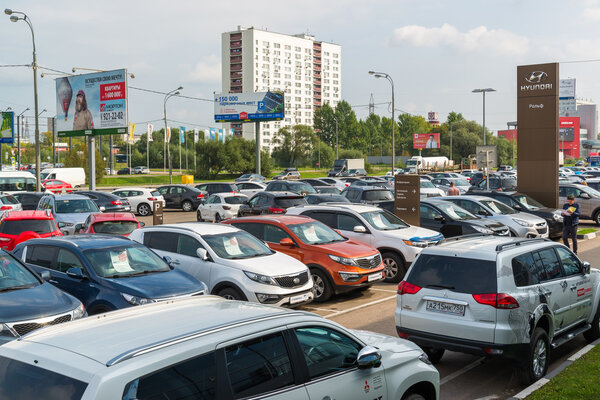 Химки, Россия - 12 сентября 2016 г. Много различных автомобилей вокруг салона для продажи подержанных автомобилей
