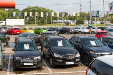 Khimki, Rusya Federasyonu - Eylül 12.2016. Salon ikinci el otomobil satışı için çevresinde birçok farklı otomobil