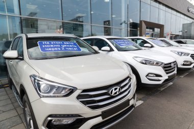 Khimki, Rusya Federasyonu - Eylül 12.2016. Ön cam üzerinde-yazıt ile çeşitli arabalar Hyundai 2 saat sonra bu araba olabilir