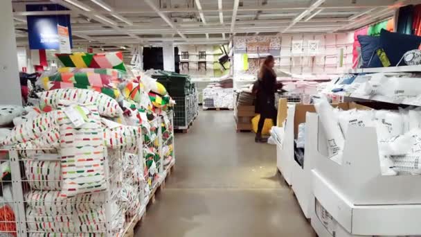 Химки, Російська Федерація - 05 жовтня 2016. Клієнтами в магазині Ikea Нідерландів — стокове відео