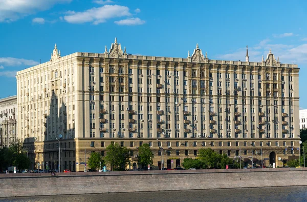 Moscú, Rusia 03 de junio de 2016. Casa de la arquitectura soviética en Smolenskaya Embankment —  Fotos de Stock