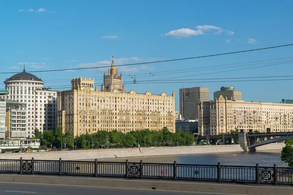 Moskova, Venäjä -03 kesäkuu 2016. Yleisnäkymä Smolenskaya Embankment — kuvapankkivalokuva