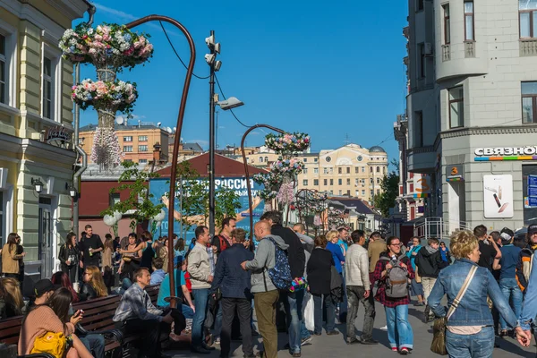 Moscow, Russia -may 14.2016. People at the festival Moscow spring in Klimentovsky Lane — Stock Photo, Image