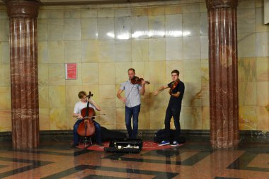 Moskova, Rusya - Haziran 03.2016. Sokak müzisyenleri Metro'da müzik çalmak