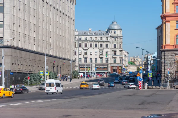 Moscú, Rusia - 21.09.2015. vista general de la calle Bolshaya Lubyanka con tráfico — Foto de Stock