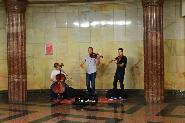 Moscow, Russia - June 03.2016. Street musicians play music in metro — Stock Photo, Image