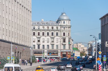 Moskova, Rusya - 21.09.2015. trafik ile Bolshaya Lubyanka Sokağı'nın genel görünümü