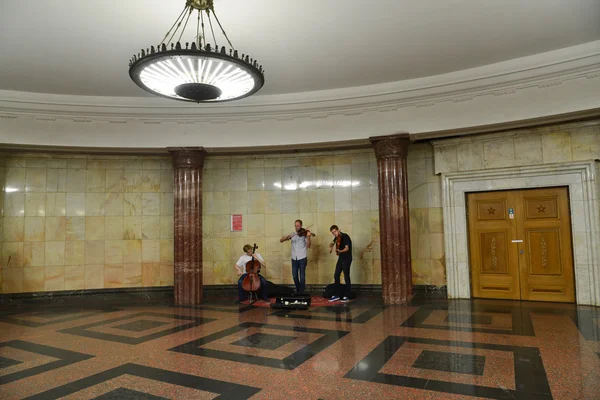 Moscú, Rusia - Junio 03.2016. Músicos callejeros tocan música en metro — Foto de Stock