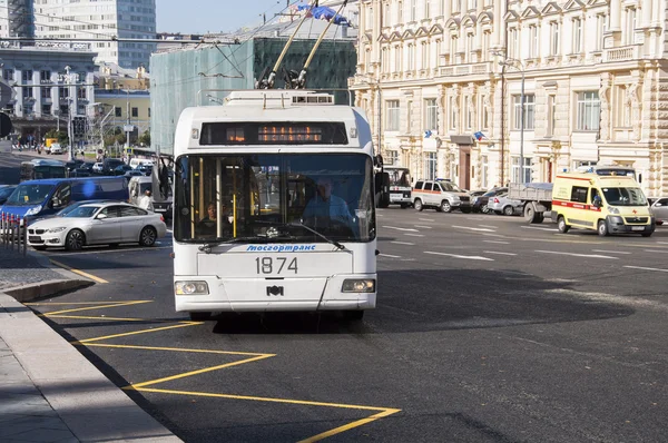 Moscú, Rusia- 21.09.2015. Trolebús llega a la parada de autobús en Theatre Street — Foto de Stock