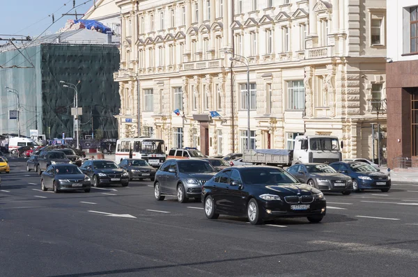 Moscou, Rússia 21.09.2015. Vista geral e o trânsito na Theatre Street — Fotografia de Stock