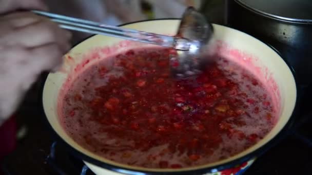 Femme au foyer prend mousse de confiture de fraises — Video