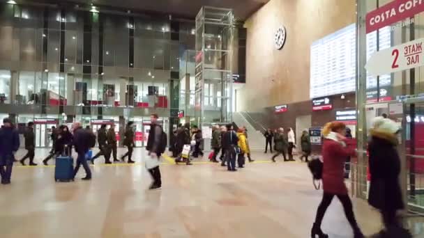 Moscou, Rússia - 26 de outubro de 2016. Pessoas dentro da estação ferroviária de Leningrado — Vídeo de Stock