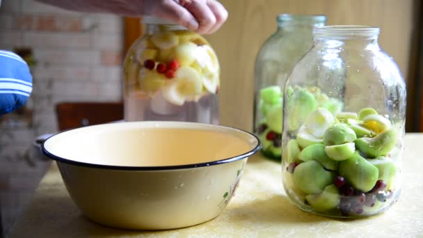 Mujer prepara fruta guisada conservada para el invierno — Vídeos de Stock