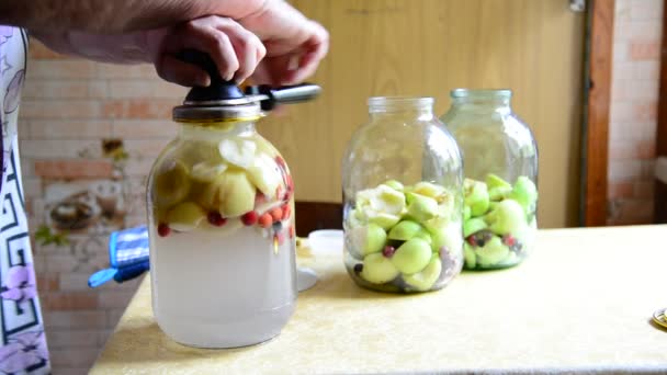 女性シール保存ふた冬のフルーツを煮込み — ストック動画
