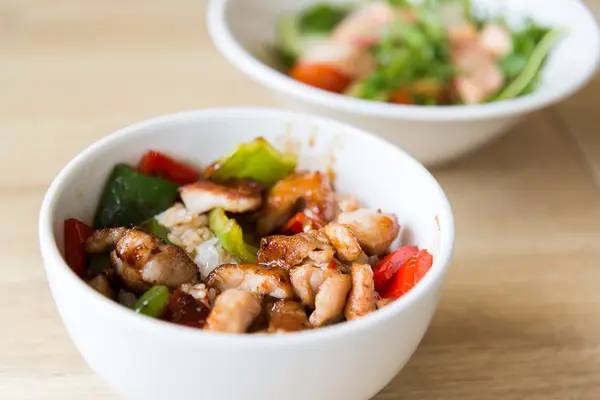 Ensalada de carne caliente en plato blanco — Foto de Stock