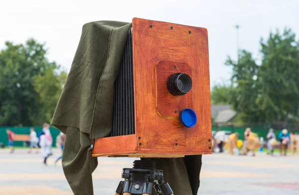 Den gamla kameran på gatan — Stockfoto