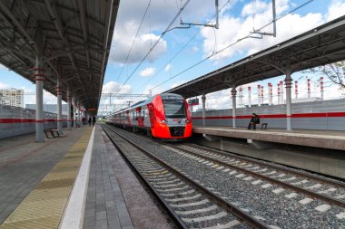 Moscow, Rusya Federasyonu-Ekim 01.2016. Shelepiha Moskova Merkezi yüzük istasyonda tren Swallow geldi