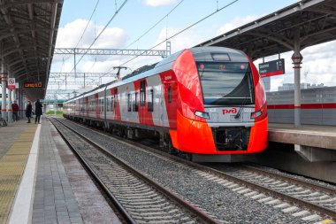 Moscow, Rusya Federasyonu-Ekim 01.2016. Shelepiha Moskova Merkezi yüzük istasyonda tren Swallow geldi