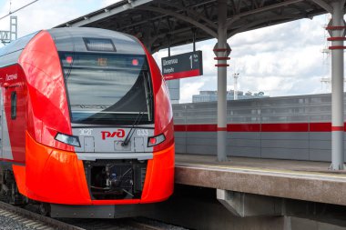 Moscow, Rusya Federasyonu-Ekim 01.2016. Shelepiha Moskova Merkezi yüzük istasyonda tren Swallow geldi