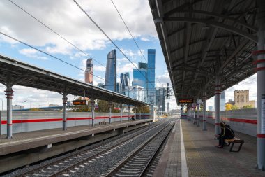 Moscow, Rusya Federasyonu-Ekim 01.2016. Shelepiha Moskova Merkezi halka ve Moscow City gökdelen istasyonu