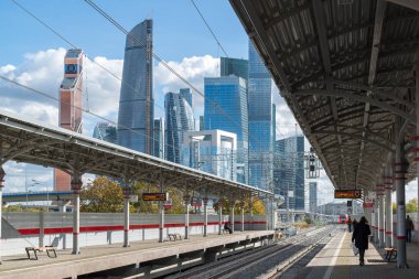Moscow, Rusya Federasyonu-Ekim 01.2016. İstasyon Shelepiha Moskova Merkezi halka görünümünü ve Moscow City gökdelen