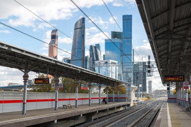 Moscow, Rusya Federasyonu-Ekim 01.2016. İstasyon Shelepiha Moskova Merkezi halka görünümünü ve Moscow City gökdelen