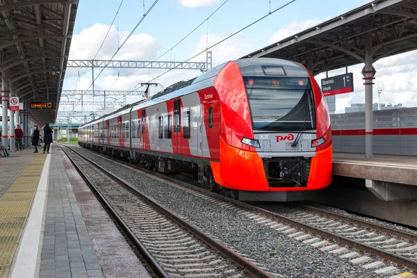 Moscow, Rusya Federasyonu-Ekim 01.2016. Shelepiha Moskova Merkezi yüzük istasyonda tren Swallow geldi
