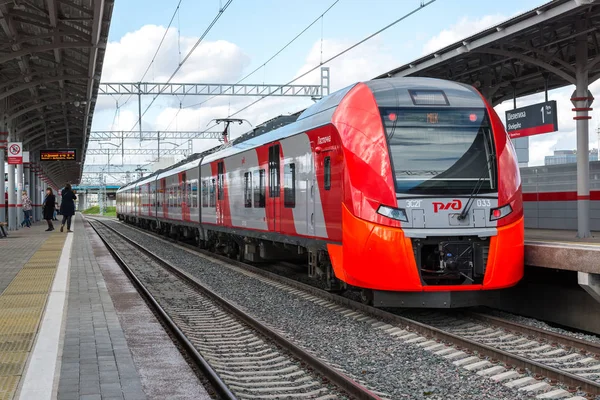 Moscow, Oroszország-október 01.2016. Fecske vonat megérkezik állomás Shelepiha Moszkva központi gyűrűvel — Stock Fotó