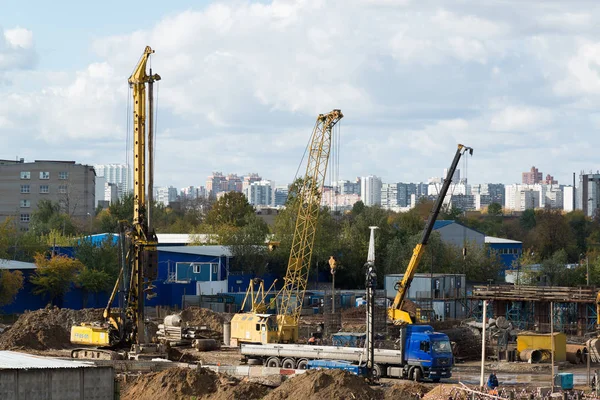 Moscú, Rusia-Octubre 01.2016. Una vista de la construcción con transporte —  Fotos de Stock