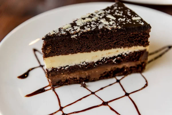 Fatia de bolo de chocolate no prato — Fotografia de Stock