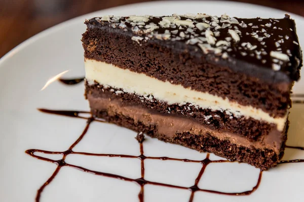 Deel van chocolade koek op plaat — Stockfoto