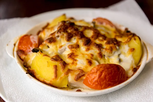 Patate con pomodori al forno con formaggio — Foto Stock