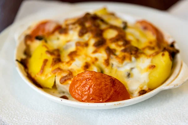Potatoes with tomatoes baked with cheese — Stock Photo, Image