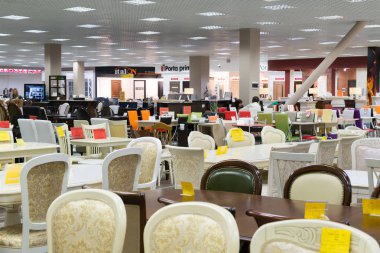 Khimki, Rusya Federasyonu - Eylül 03.2016. birçok masa ve sandalye en büyük mobilya Grand depolamak